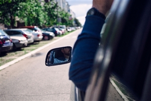 スーパーの駐車場