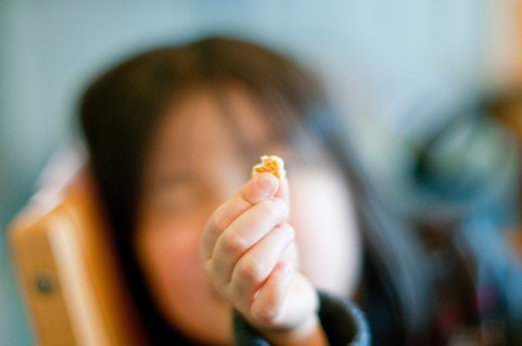 ポップコーンを食べる子ども