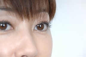 両目を見開く女性