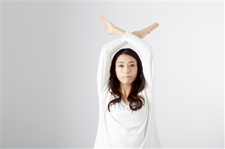 注意サインを出す女性